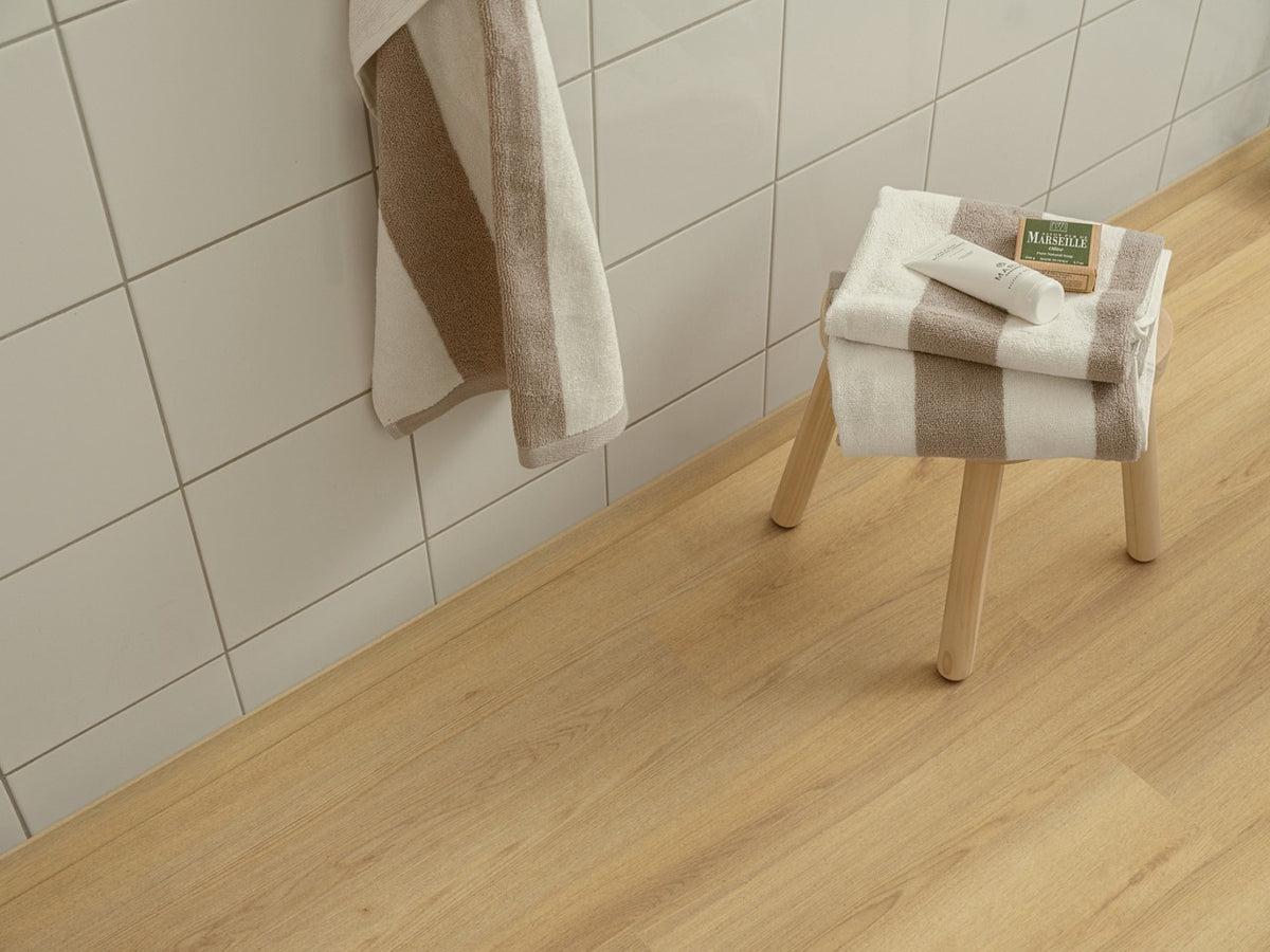 Sol stratifié Pergo Espoo Chêne Naturel Chaud 7 mm - en situation dans un intérieur (4)