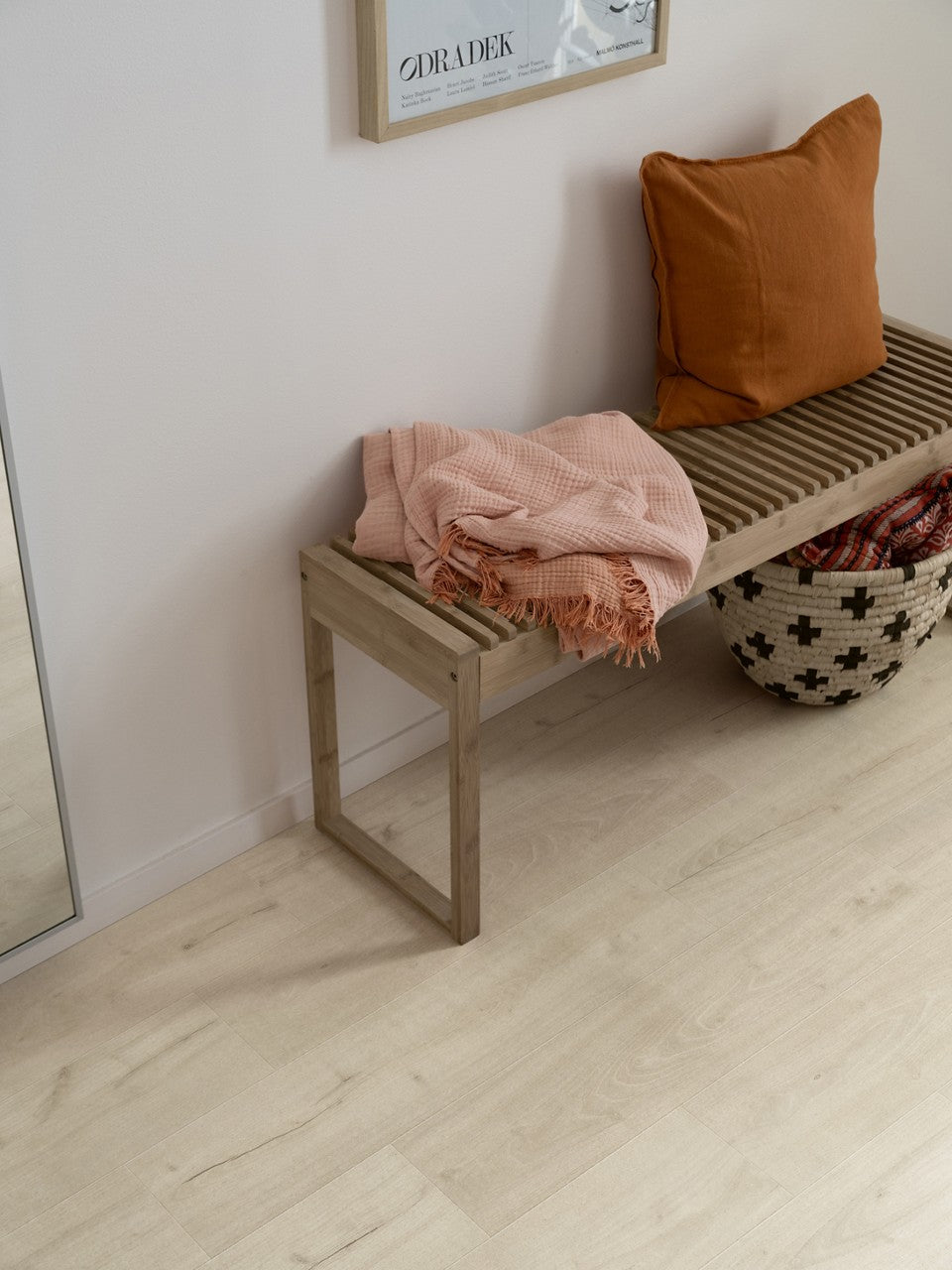 Sol stratifié Pergo Drammen Chêne Clair Obscure 8 mm - en situation dans un intérieur (3)