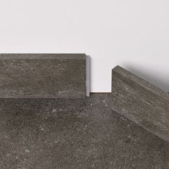 Pergo Plinthe et finition murale — Plinthe vinyle 7 cm assortie Pierre Rugueuse Foncée 610 × 12 × 70 mm