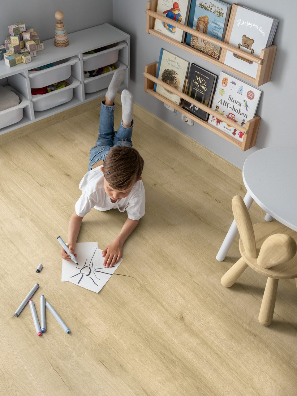 Sol vinyle rigide Pergo Glomma Pad Pro Chêne Colline Clair 6 mm - en situation dans un intérieur (2)