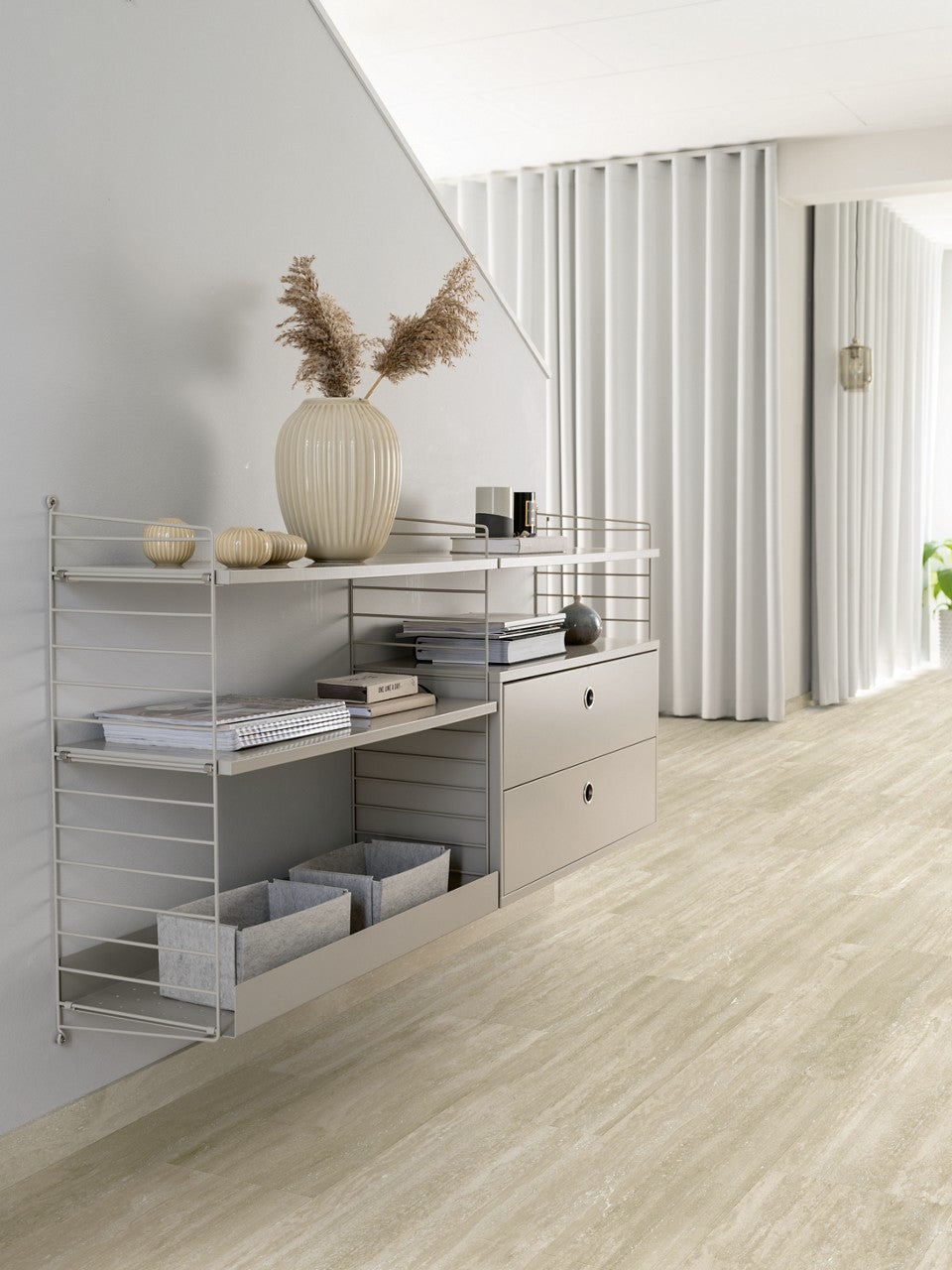 Sol vinyle rigide Pergo Isefjord Pad Pro Travertin Grège 6 mm - en situation dans un intérieur