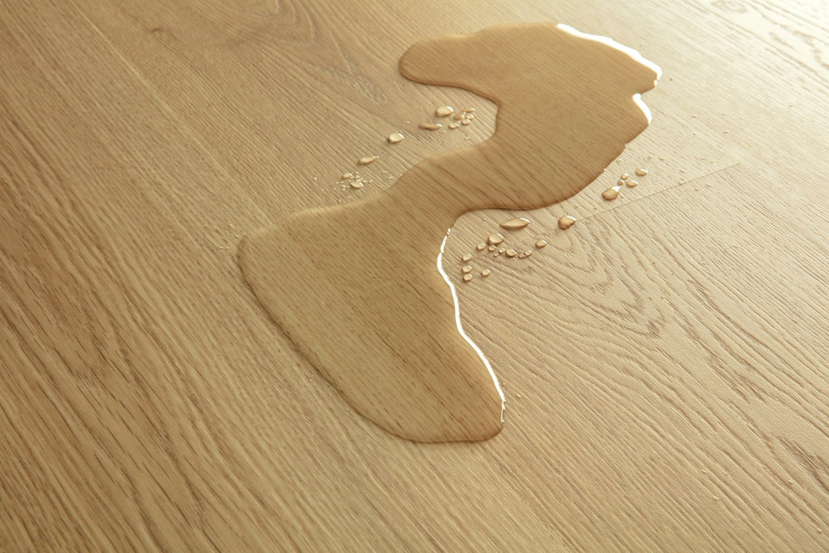 Sol stratifié Pergo Perstorp Chêne beige naturel 8 mm - détail du relief de surface (2)