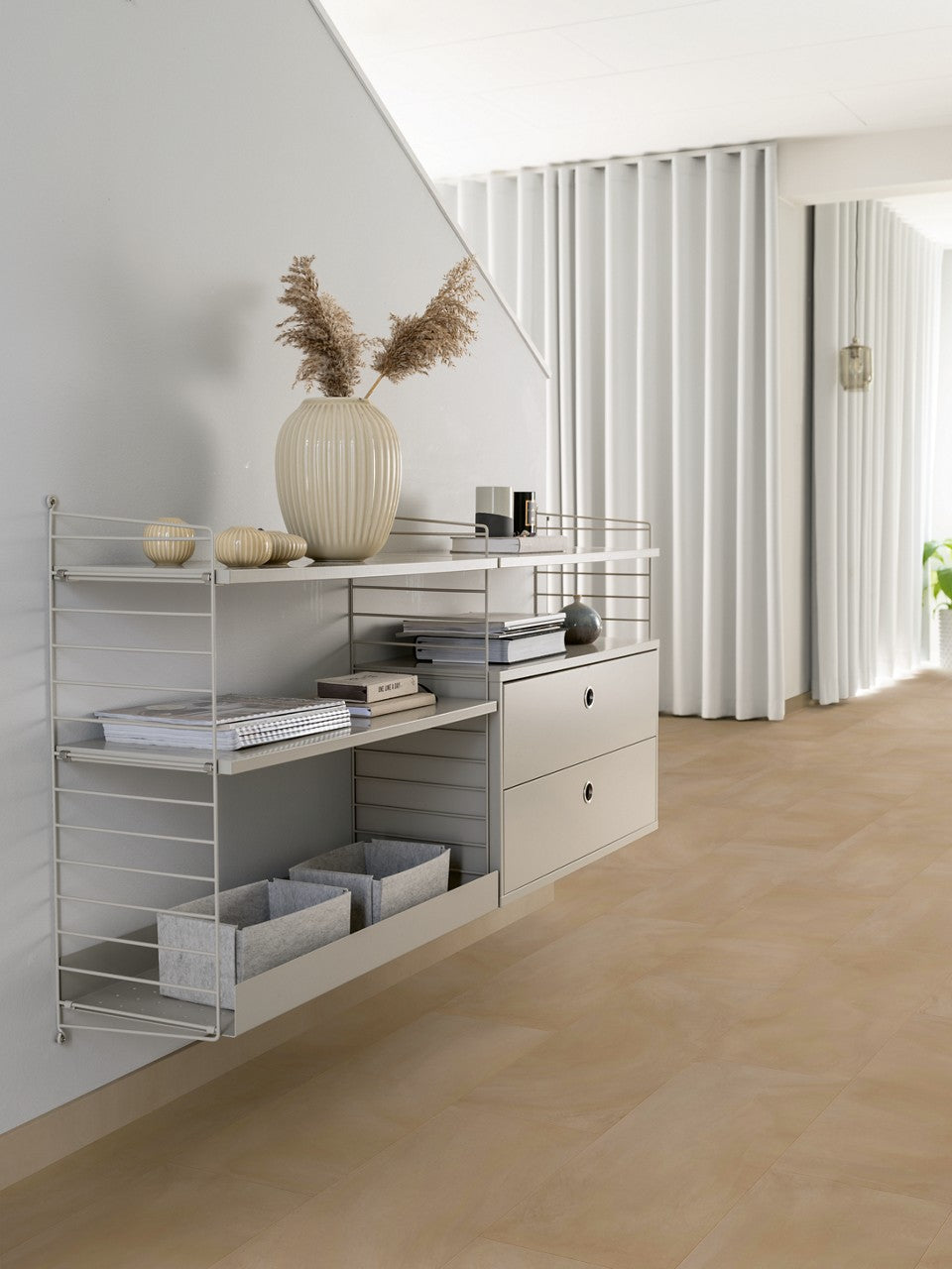 Sol vinyle rigide Pergo Isefjord Pad Pro Cemento Argile 6 mm - en situation dans un intérieur