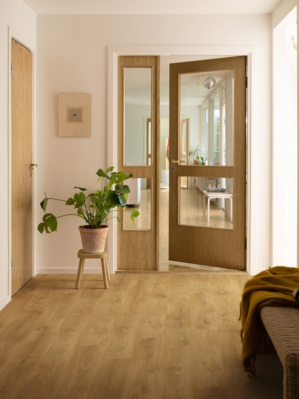 Sol stratifié Pergo Perstorp Chêne naturel 8 mm - en situation dans un intérieur (3)