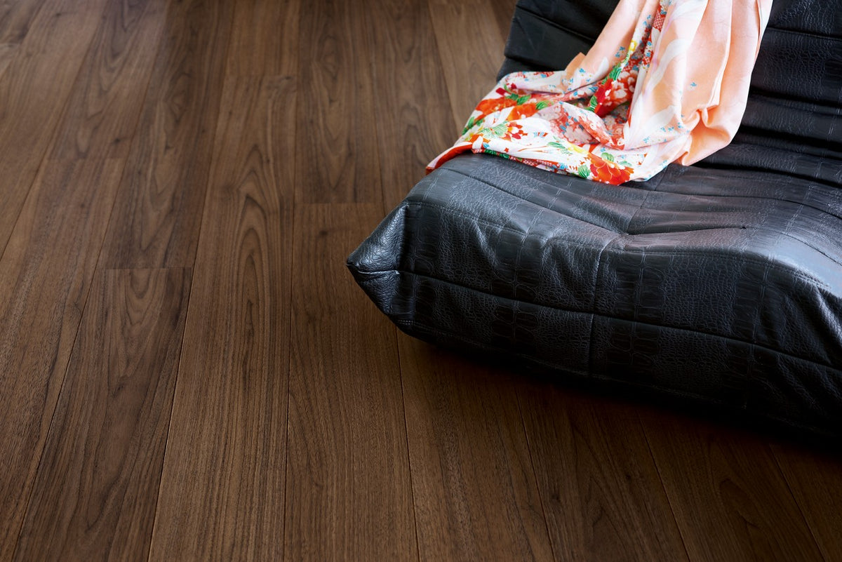 Sol stratifié Pergo Bergen Pro Noyer Portman 8 mm - en situation dans un intérieur (3)