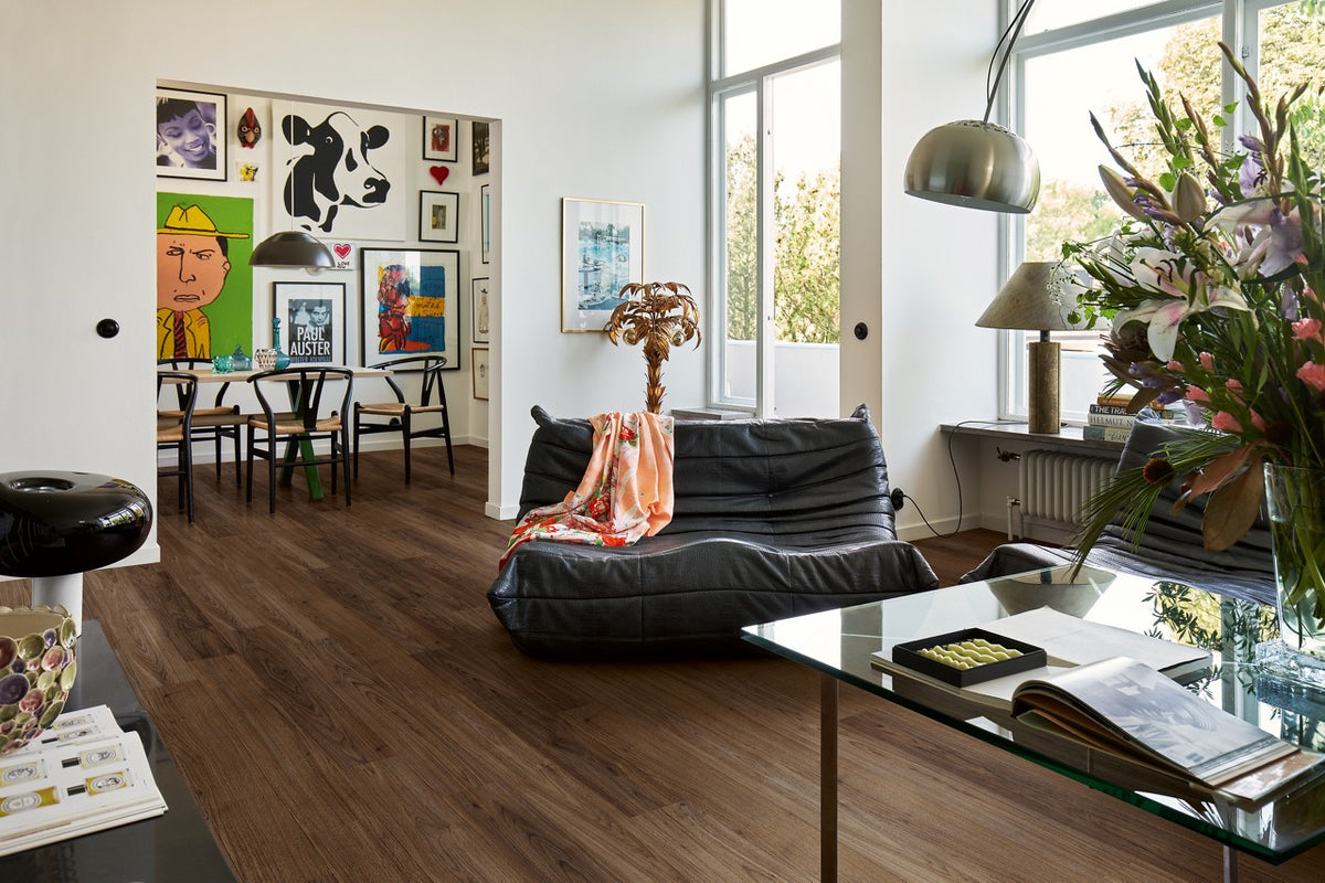 Sol stratifié Pergo Bergen Noyer Portman 8 mm - en situation dans un intérieur (2)