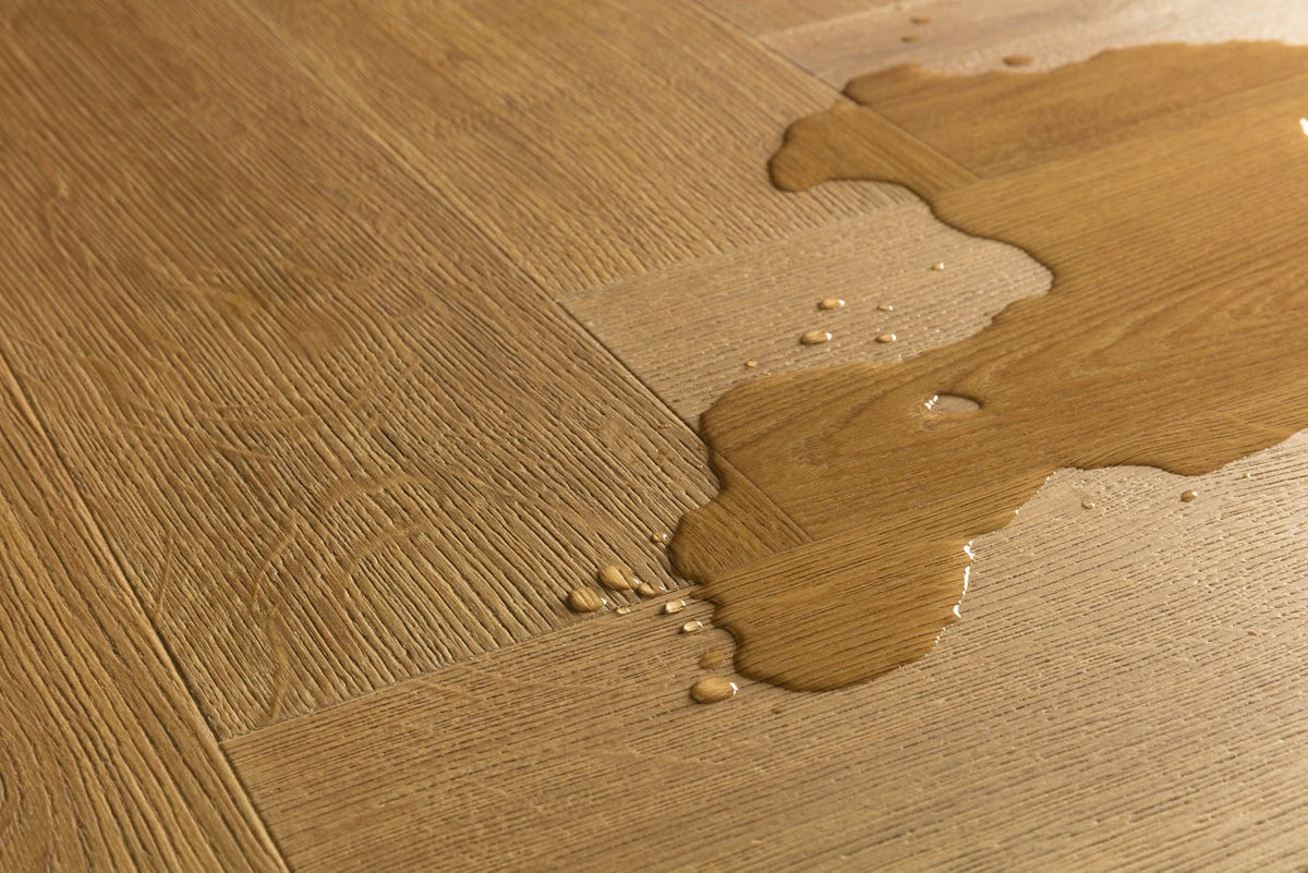 Sol stratifié Pergo Kungshamn Chêne Noisetier 8 mm - détail du relief de surface (2)