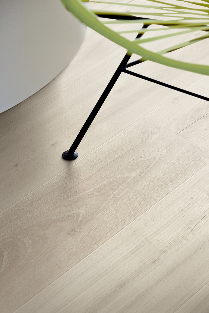 Sol stratifié Pergo Drammen Chêne Clair Obscure 8 mm - en situation dans un intérieur (2)