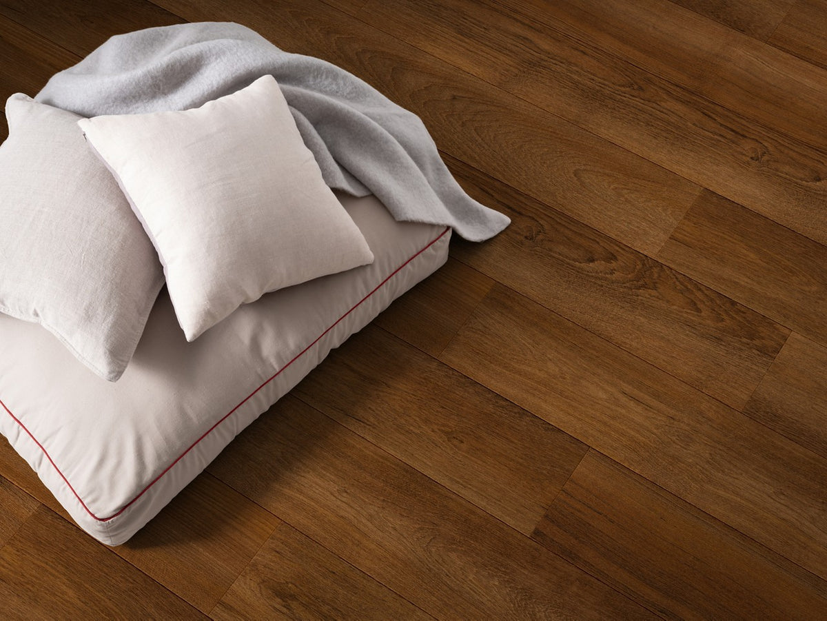 Sol stratifié Pergo Bergen Pro Teck Rouge Argile 8 mm - en situation dans un intérieur (3)