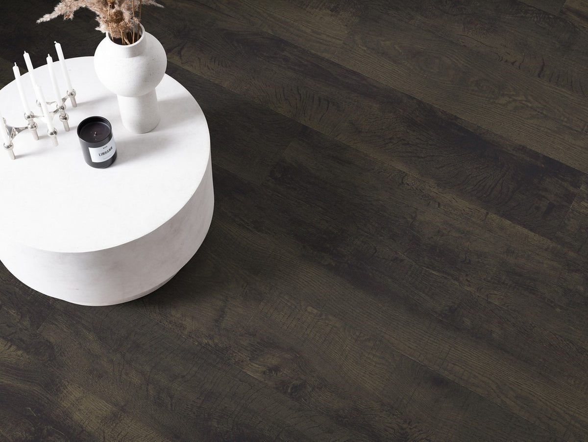 Sol vinyle rigide Pergo Glomma Pad Pro Chêne Cottage Foncé 6 mm - en situation dans un intérieur (2)