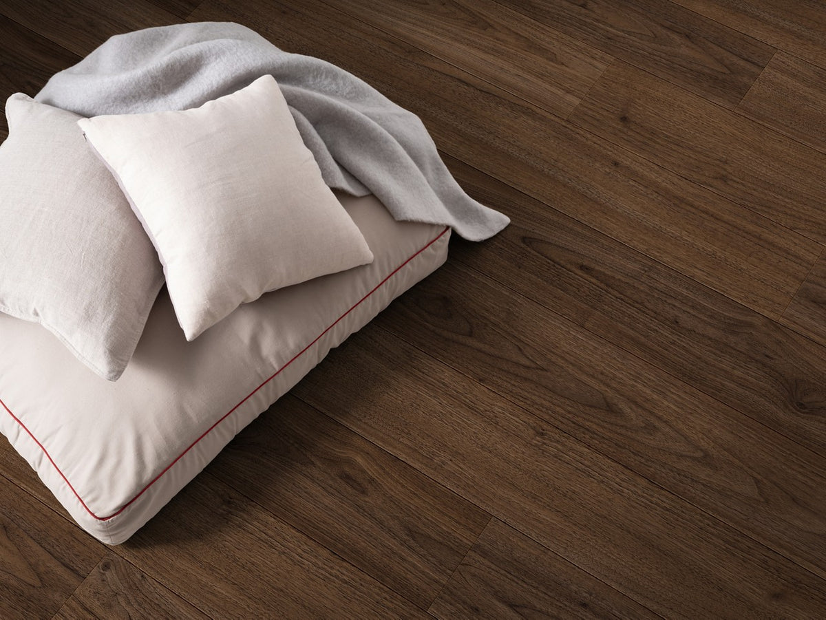 Sol stratifié Pergo Bergen Pro Noyer Portman 8 mm - en situation dans un intérieur (5)