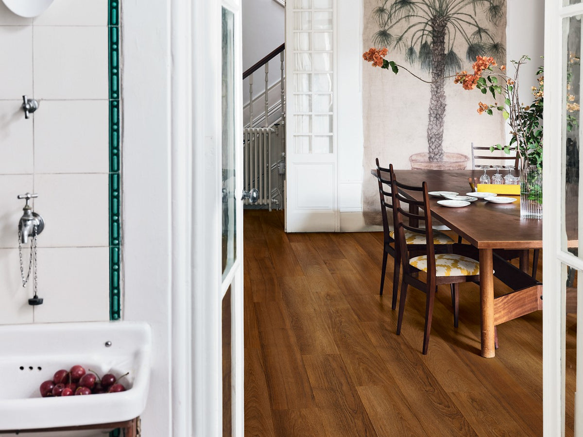 Sol stratifié Pergo Bergen Pro Teck Rouge Argile 8 mm - en situation dans un intérieur