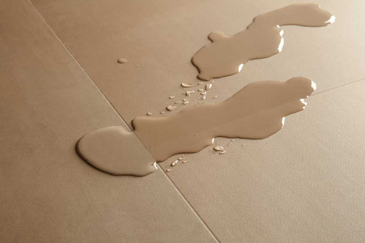 Sol vinyle rigide Pergo Isefjord Pad Pro Cemento Argile 6 mm - détail du relief de surface (2)
