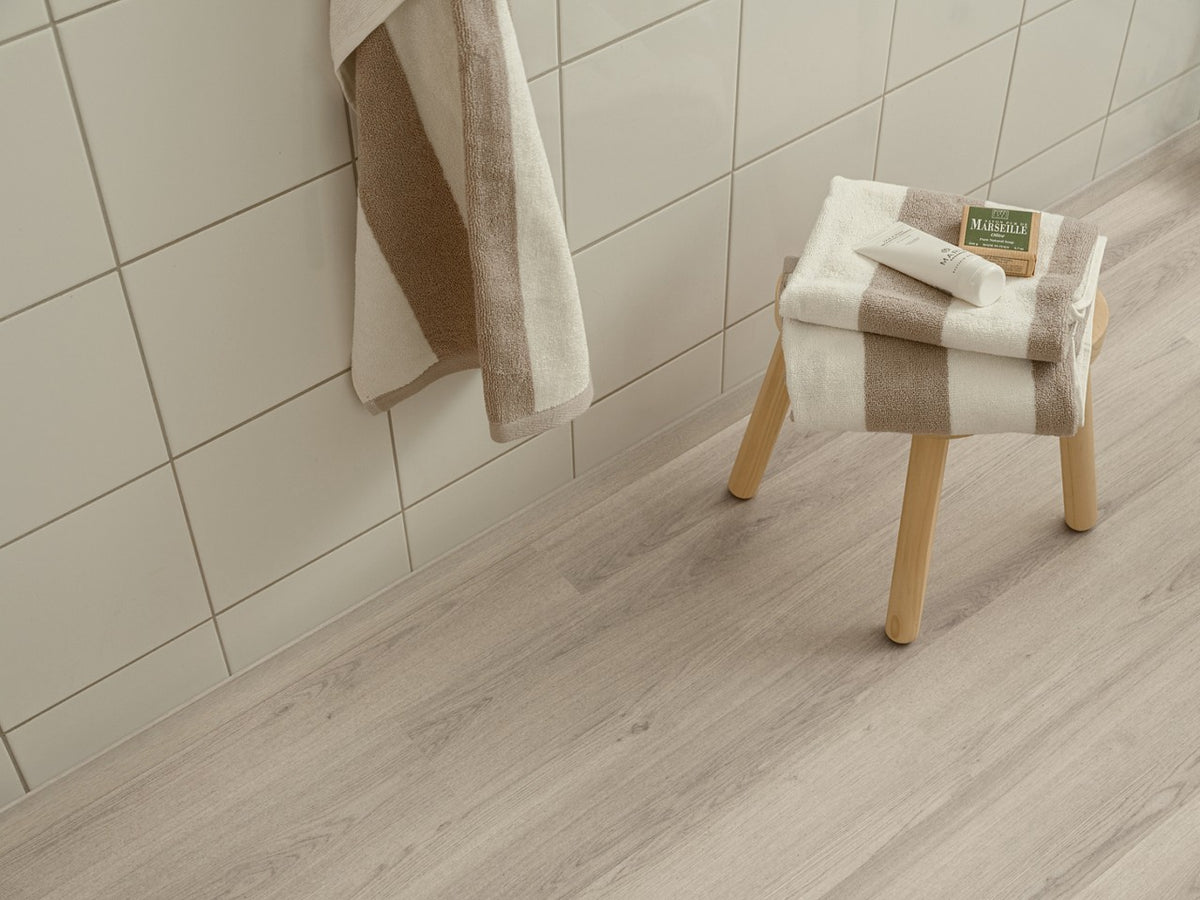 Sol stratifié Pergo Espoo Chêne Bord de Mer 7 mm - en situation dans un intérieur (3)