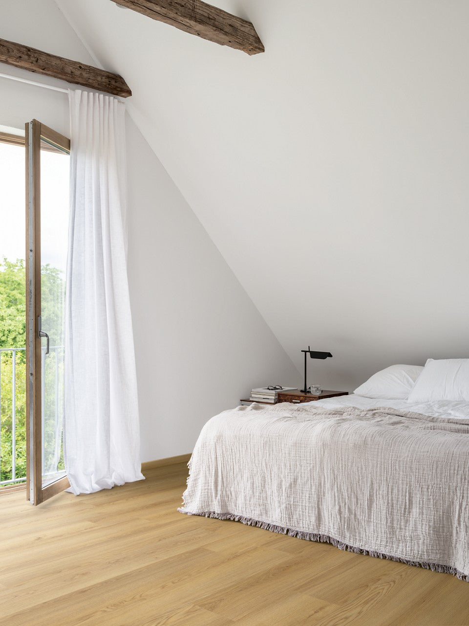 Sol stratifié Pergo Perstorp Chêne naturel chaud 8 mm - en situation dans un intérieur (3)