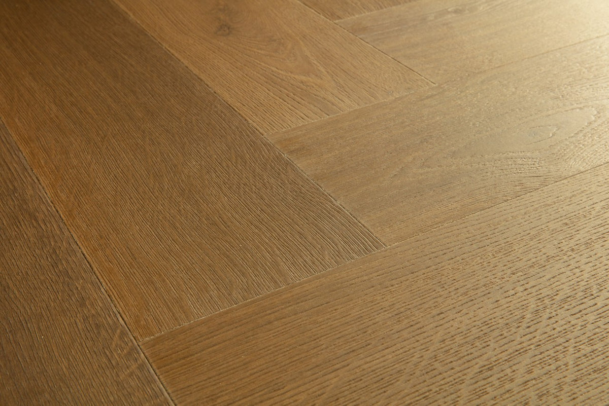Sol stratifié Pergo Kungshamn Chêne Ambre fumé 8 mm - détail du relief de surface