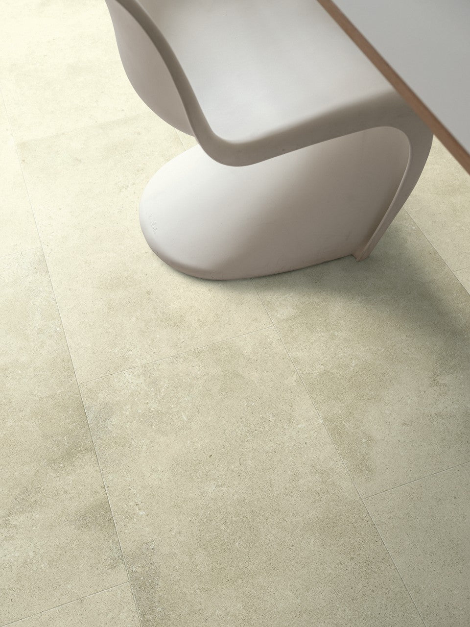 Sol vinyle rigide Pergo Isefjord Pad Pro Pierre Rugueuse Beige 6 mm - en situation dans un intérieur (2)