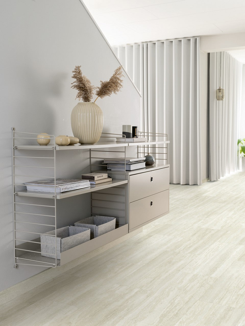 Sol vinyle rigide Pergo Isefjord Pad Pro Travertin Ivoire 6 mm - en situation dans un intérieur