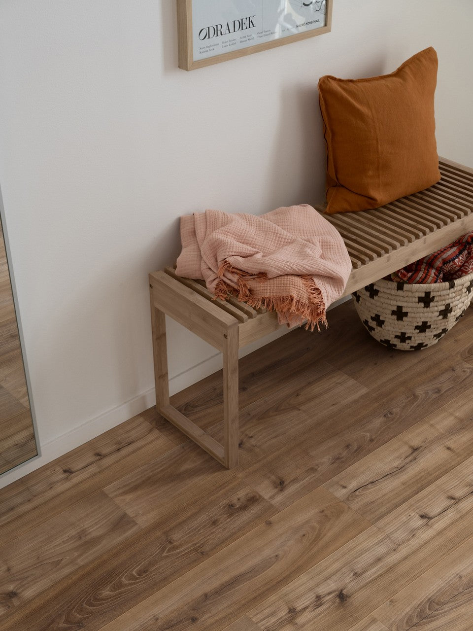 Sol stratifié Pergo Drammen Chêne Cuir Marron 8 mm - en situation dans un intérieur (2)