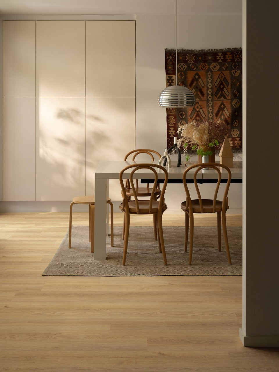 Sol stratifié Pergo Espoo Chêne Naturel Chaud 7 mm - en situation dans un intérieur (2)