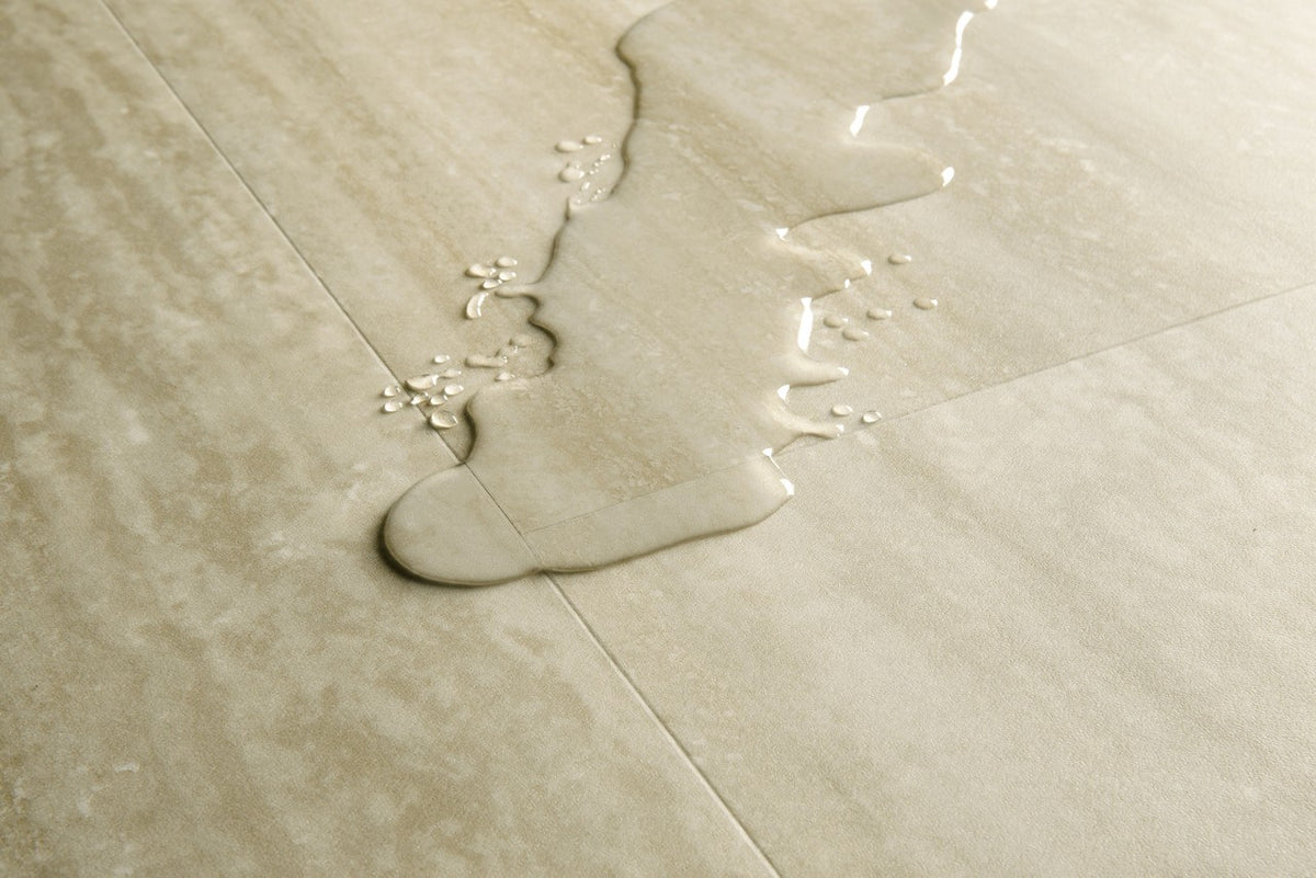 Sol vinyle rigide Pergo Isefjord Pad Pro Travertin Grège 6 mm - détail du relief de surface (2)