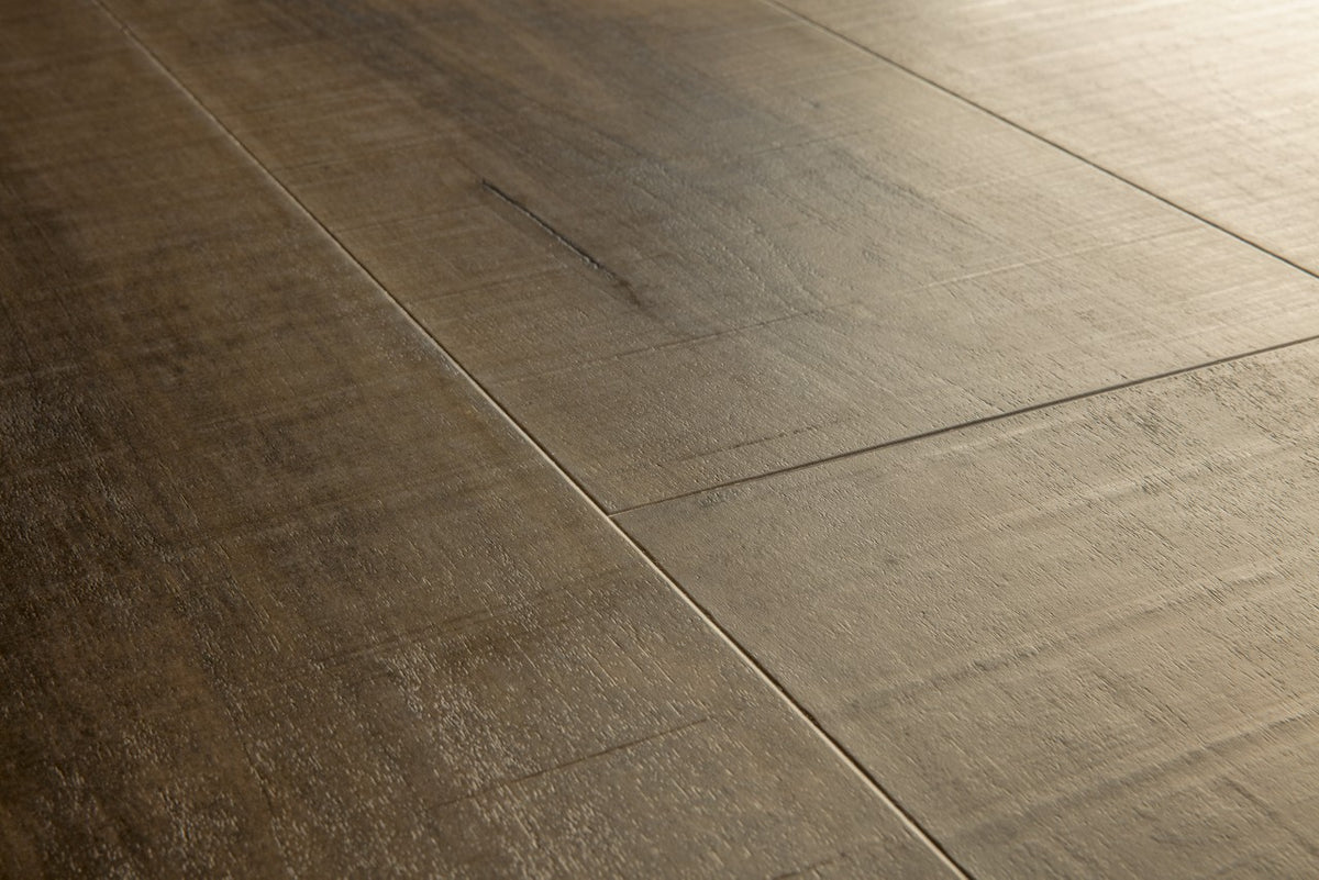 Sol stratifié Pergo Odense Pro Rustique Fumé 9,5 mm - détail du relief de surface
