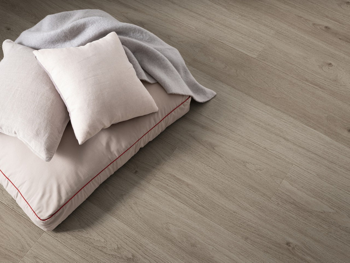 Sol stratifié Pergo Bergen Pro Chêne Gris Confort 8 mm - en situation dans un intérieur (3)