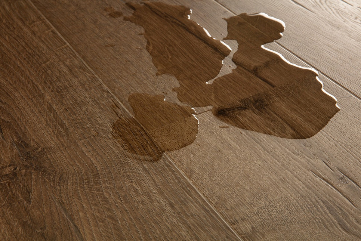 Sol stratifié Pergo Visby Pro Chêne de Ferme 8 mm - détail du relief de surface (2)
