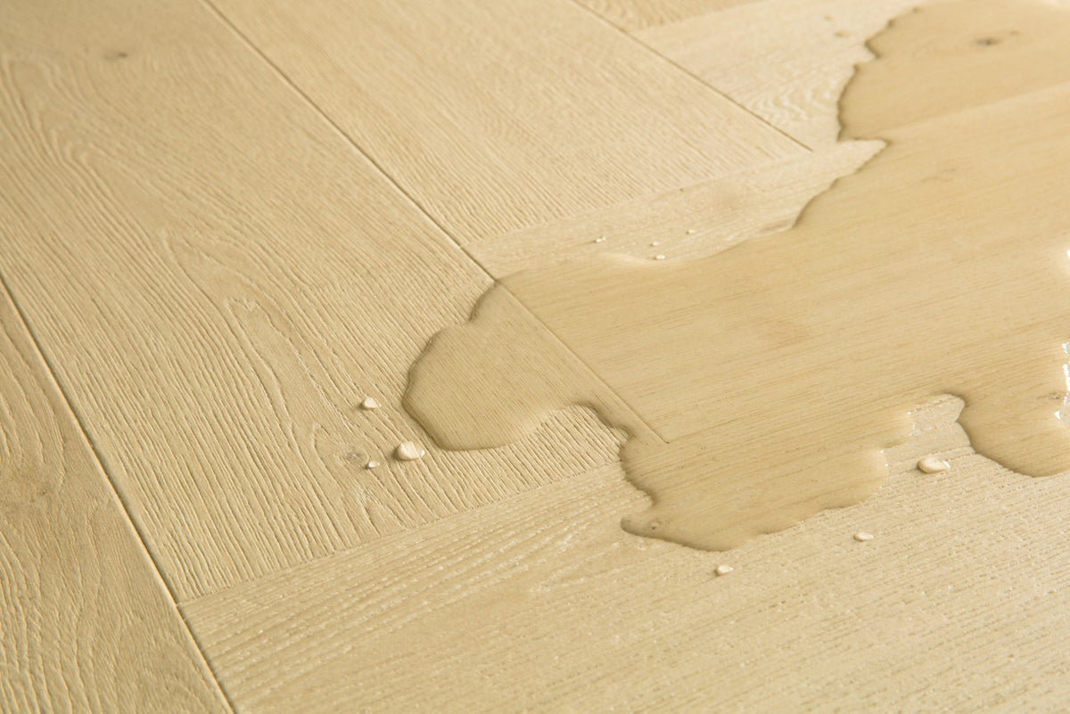 Sol stratifié Pergo Kungshamn Chêne Ivoire 8 mm - détail du relief de surface (2)