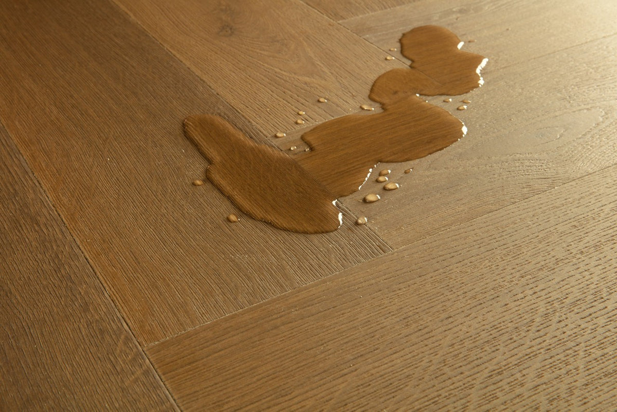 Sol stratifié Pergo Kungshamn Chêne Ambre fumé 8 mm - détail du relief de surface (2)