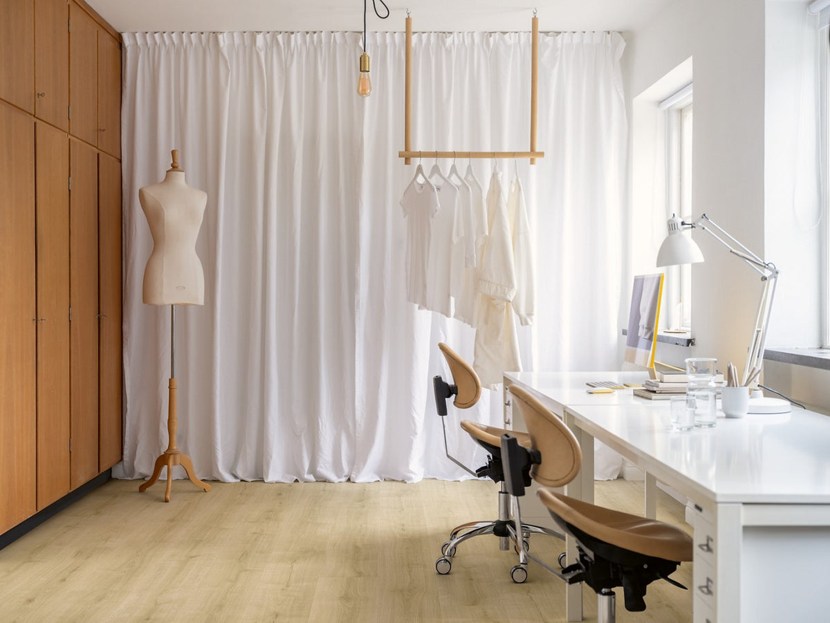 Sol vinyle rigide Pergo Glomma Pad Pro Chêne Colline Clair 6 mm - en situation dans un intérieur