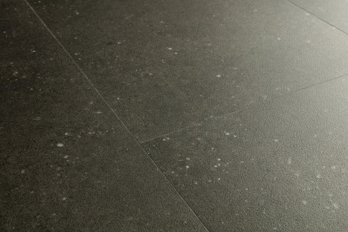 Sol vinyle rigide Pergo Viskan Pad Pro Pierre Rugueuse Foncée 5 mm - détail du relief de surface