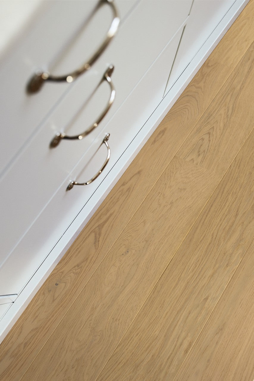 Parquet semi-massif Pergo Lofoten Chêne Épuré Clair 13 mm - en situation dans un intérieur (2)