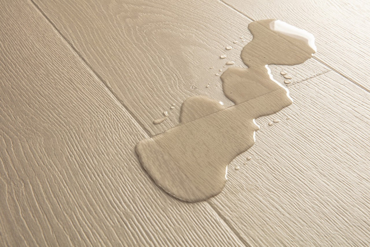 Sol stratifié Pergo Visby Chêne lin gris 8 mm - détail du relief de surface (2)
