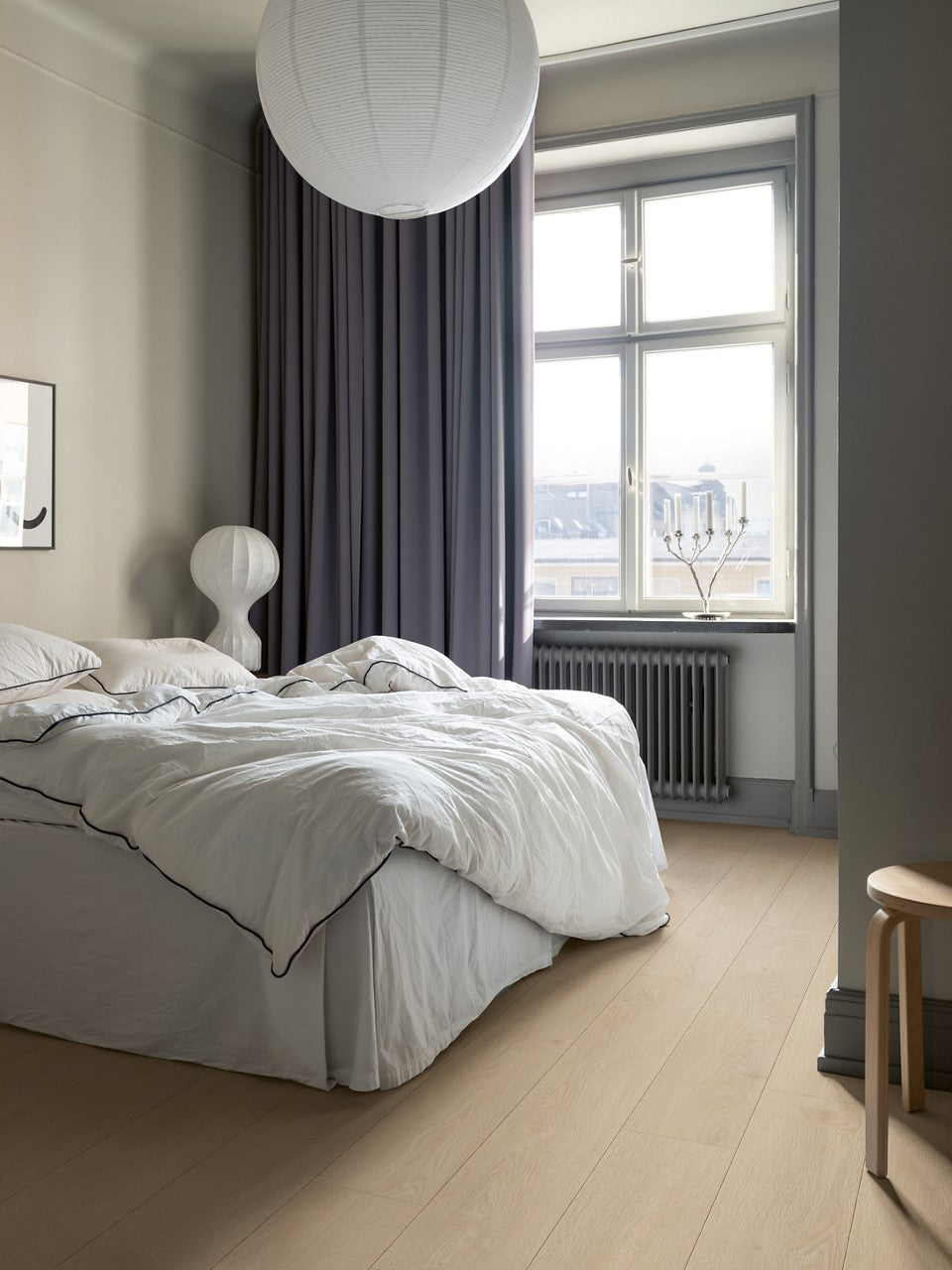 Sol stratifié Pergo Visby Chêne lin gris 8 mm - en situation dans un intérieur (2)