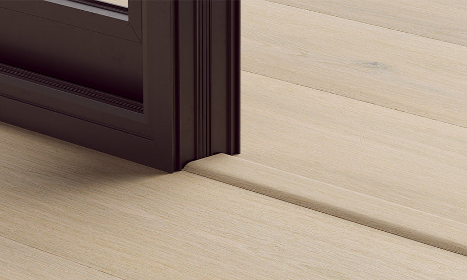 Profilé Incizo Pergo posé sur un parquet semi-massif