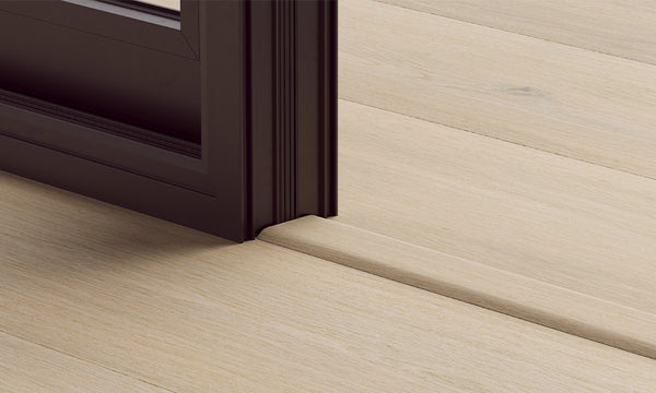 Profilé Incizo Pergo posé sur un parquet semi-massif