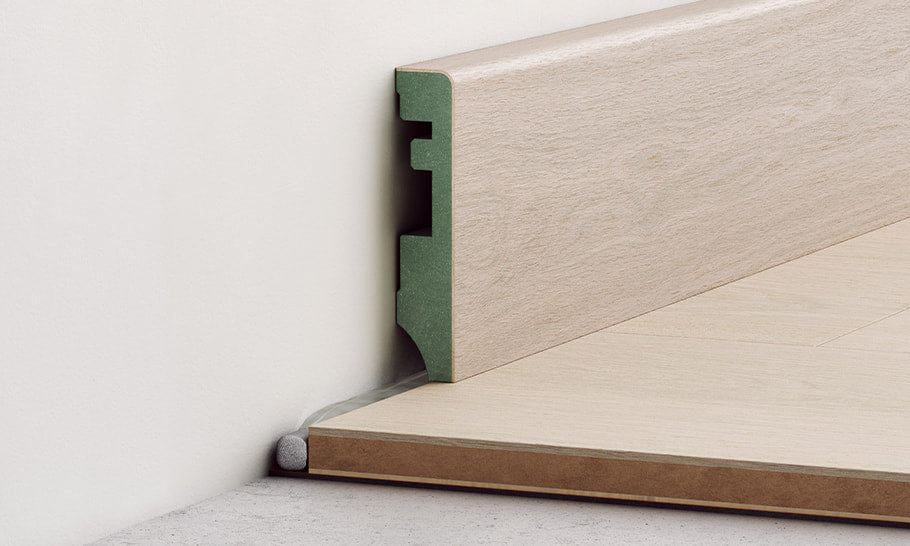 Plinthe Pergo pour parquet semi-massif, posée au pied d'un mur