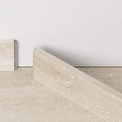 Pergo Plinthe et finition murale — Plinthe vinyle 7 cm assortie Travertin Grège 856 × 12 × 70 mm